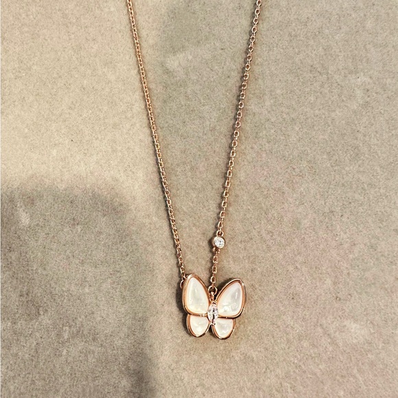 VCA Gold color chain and white butterfly necklace - Picture 2 of 3